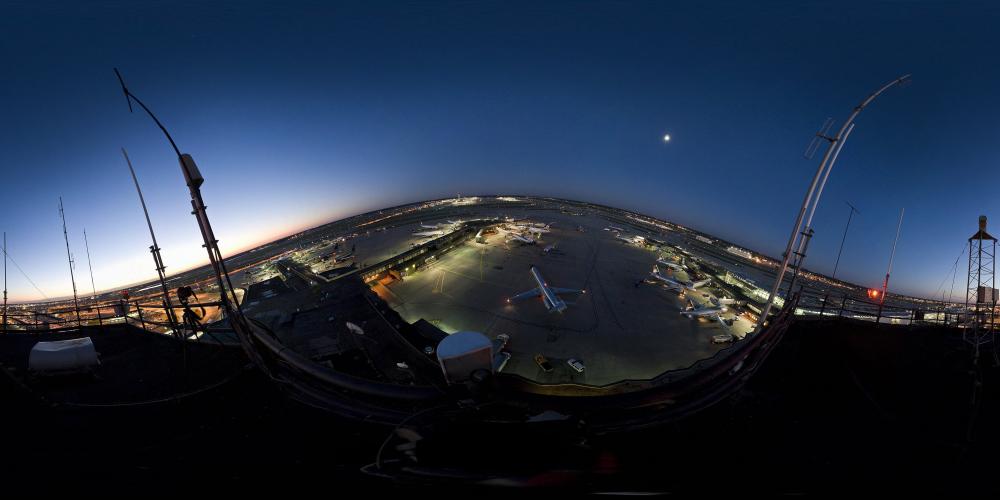 动景+底特律城市机场从古老的空中交通管制塔台